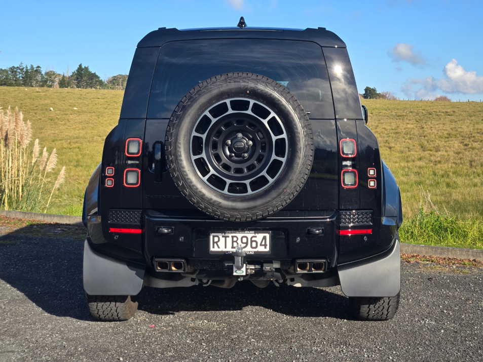 Land Rover Defender Octa Black.