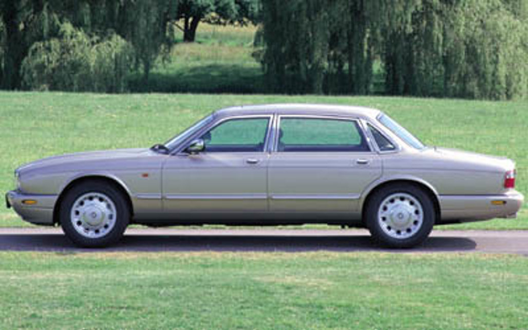 DAIMLER XJ SERIES 2002 4-Door Sedan