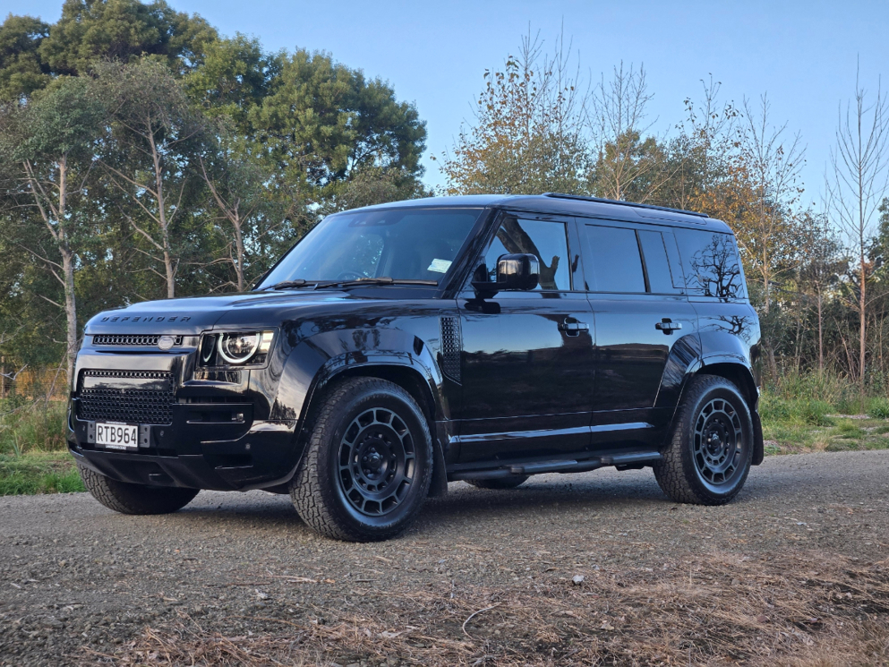 Land Rover Defender Octa Black.