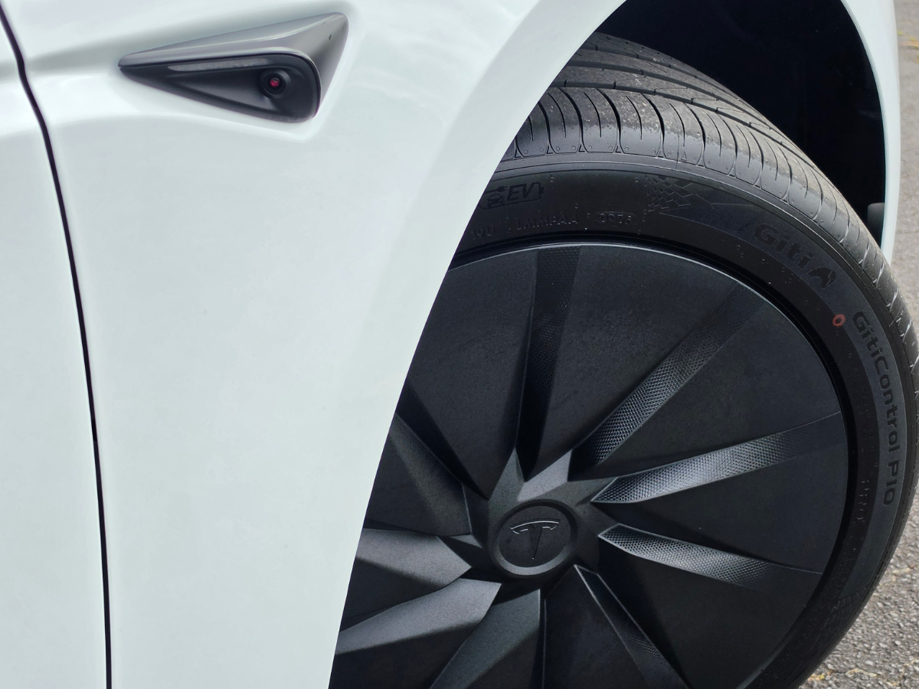 Tesla Model 3 RWD.