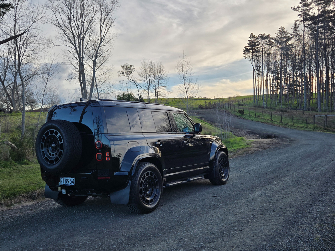 Land Rover Defender Octa Black.