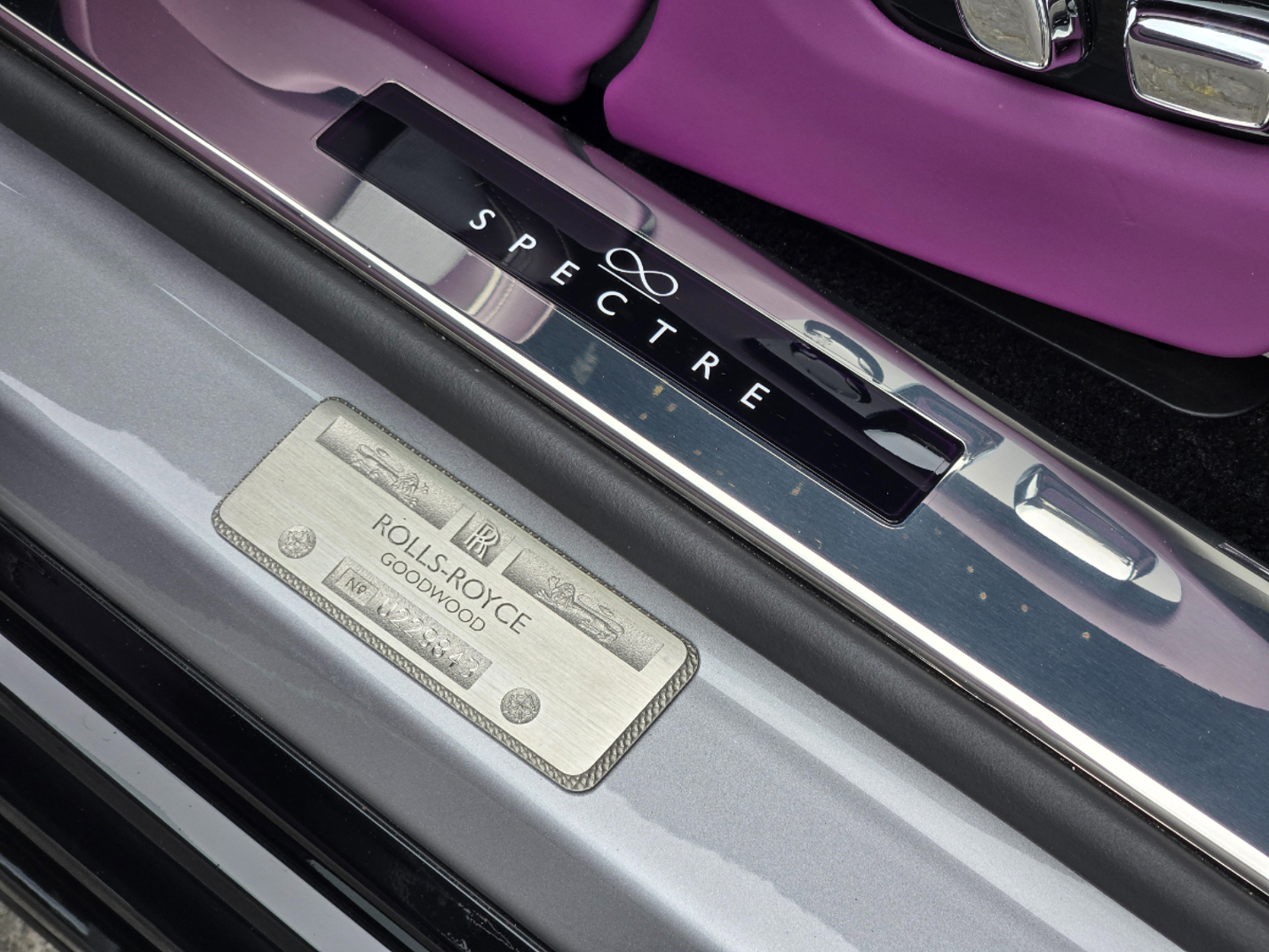 Rolls-Royce Black Badge Spectre.