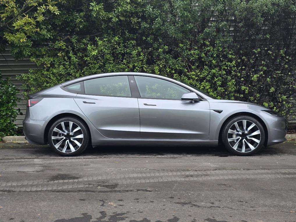 Tesla Model 3.
