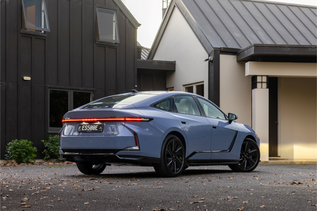 Lexus ES.