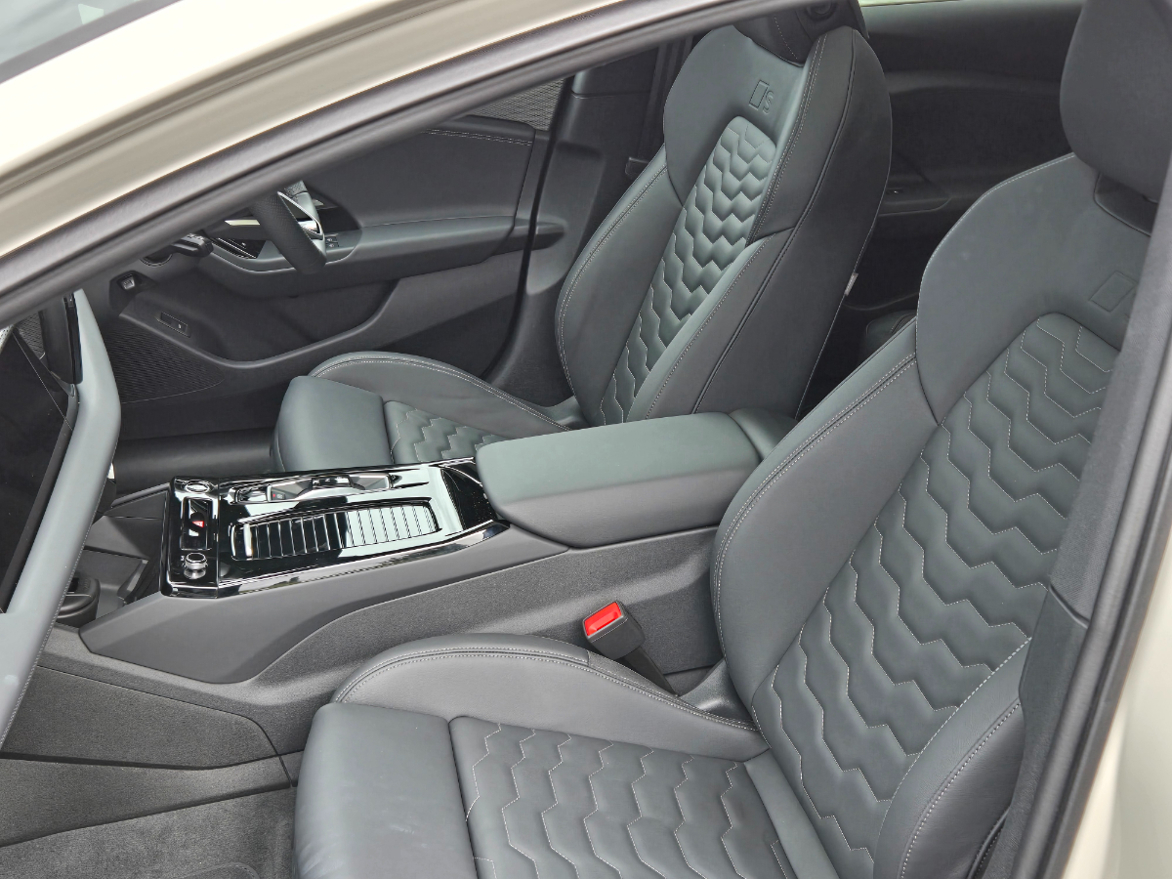 Audi A6 Avant e-tron S line quattro.