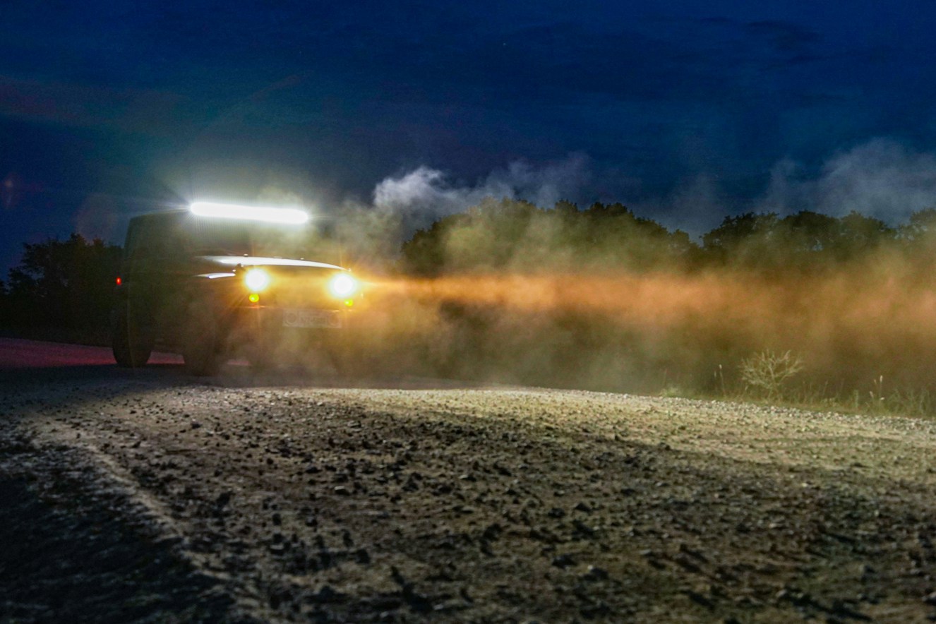 How to drive safely on gravel roads