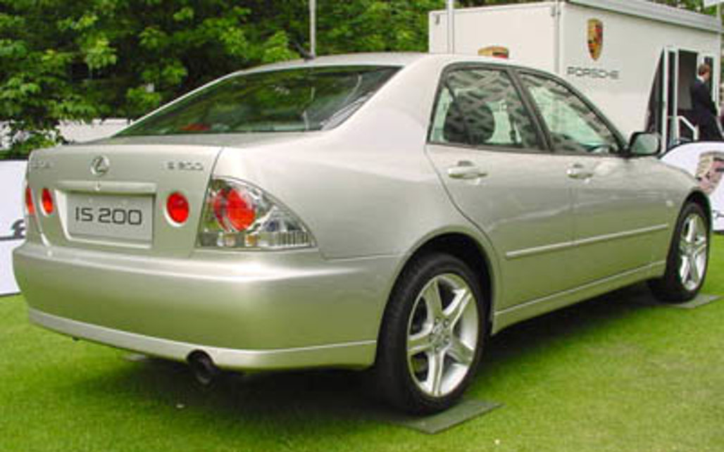 LEXUS IS 200 2001 4-Door Sedan