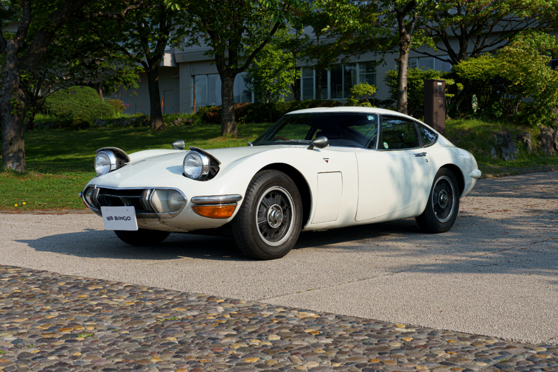 Toyota 2000GT.
