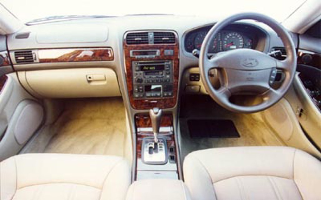 HYUNDAI XG 2000 4-Door Sedan