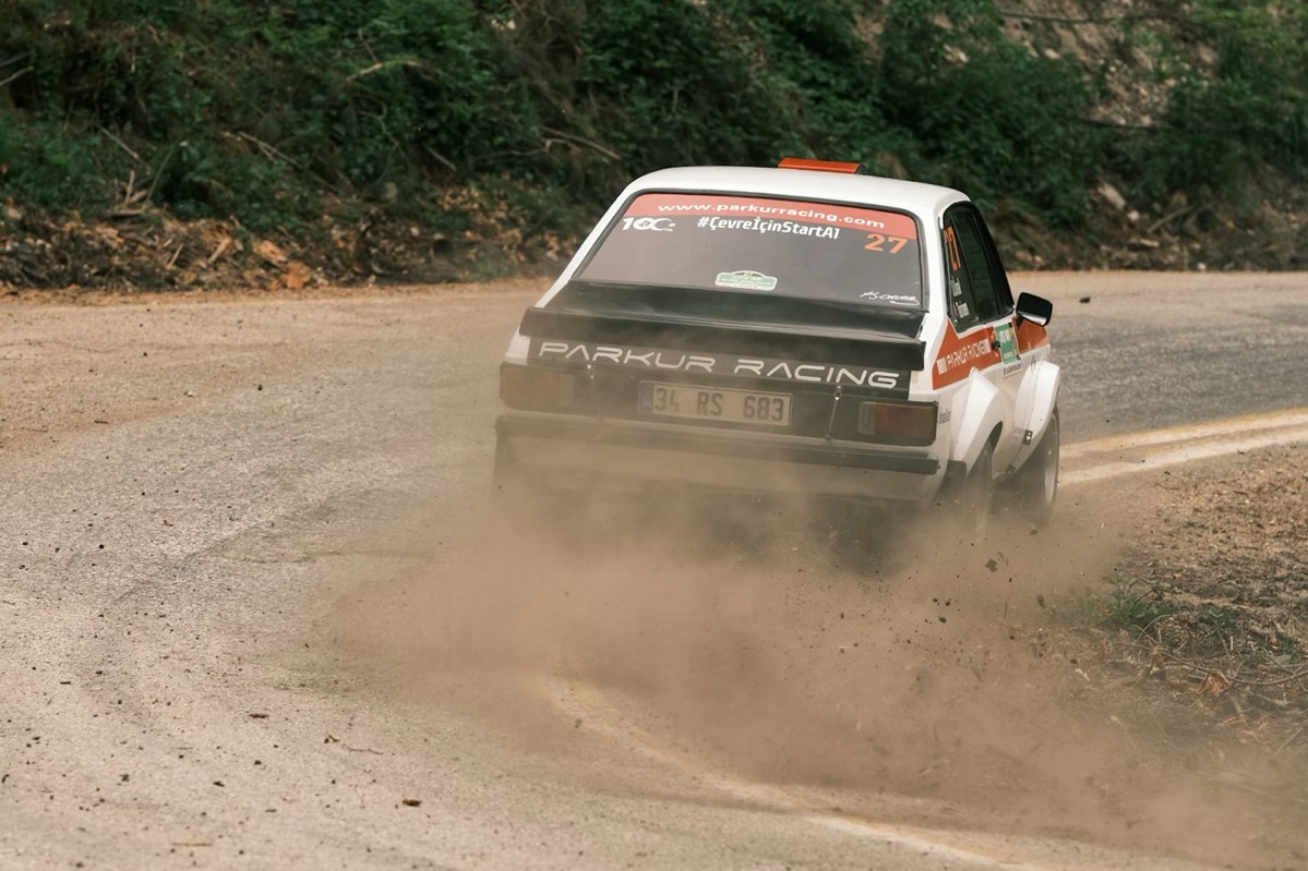 How to drive safely on gravel roads