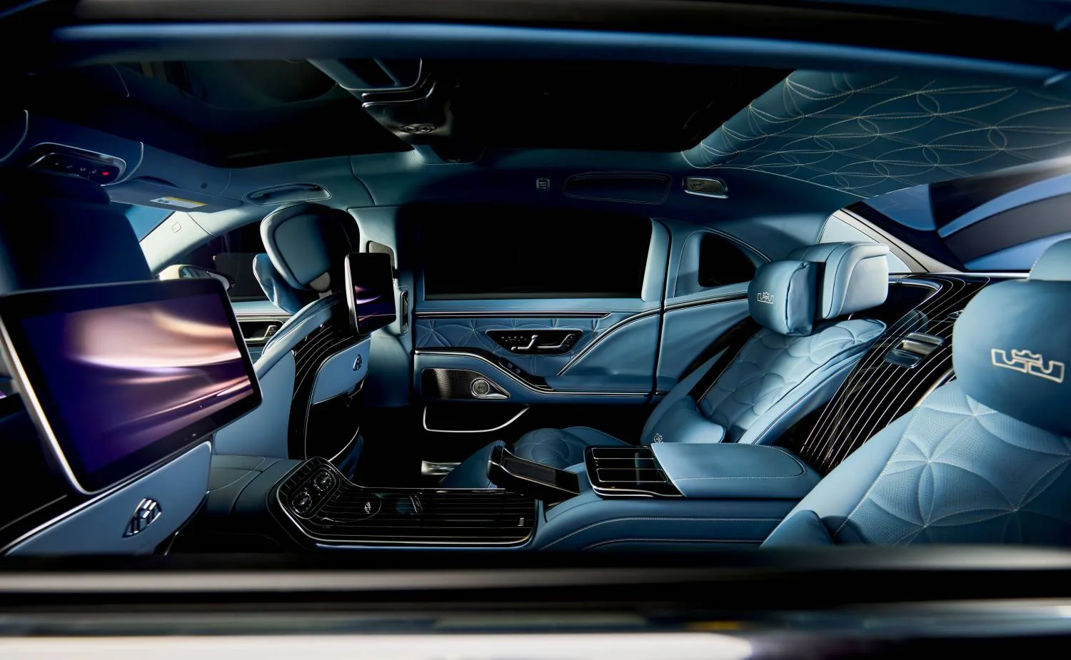 Broad rear cabin with Stormy Weather blue leather