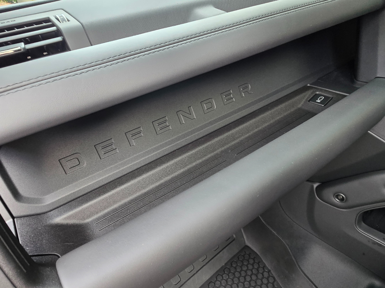 Land Rover Defender Octa Black.