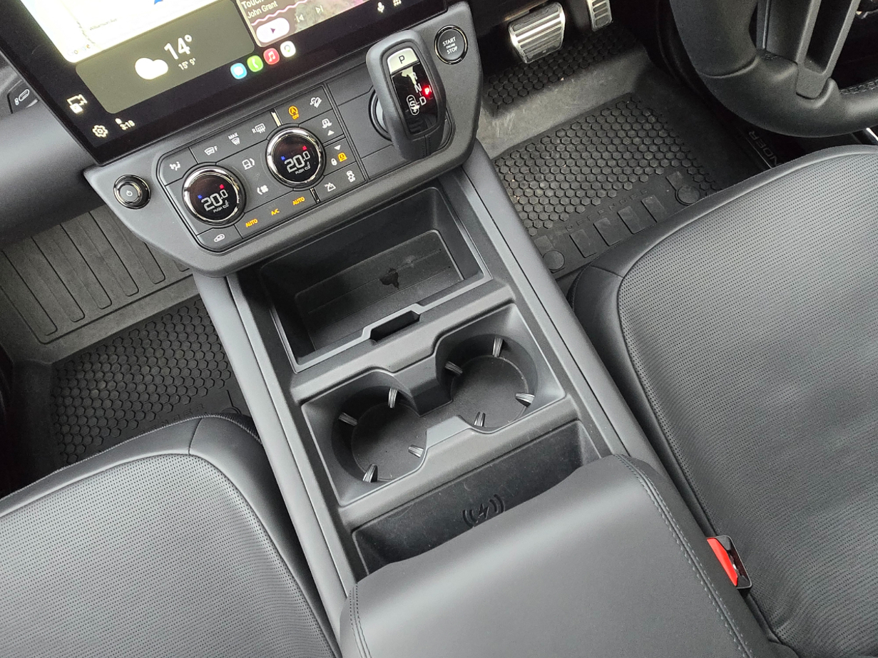Land Rover Defender Octa Black.