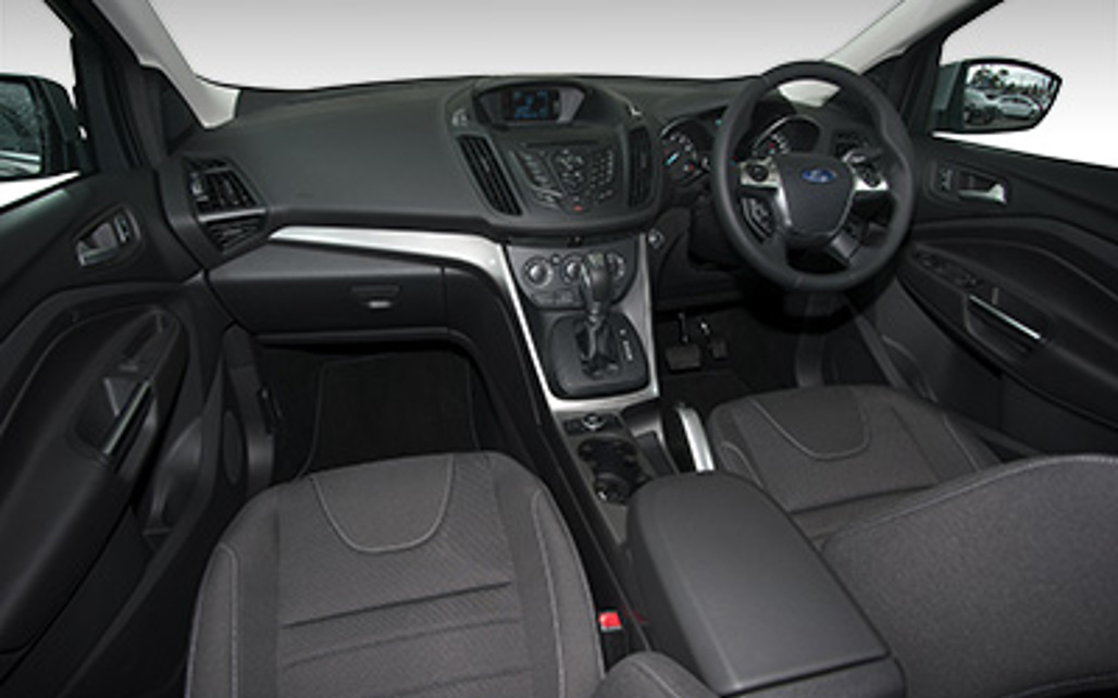 FORD KUGA 2016 5-Door SUV  5OD AMBIENTE_