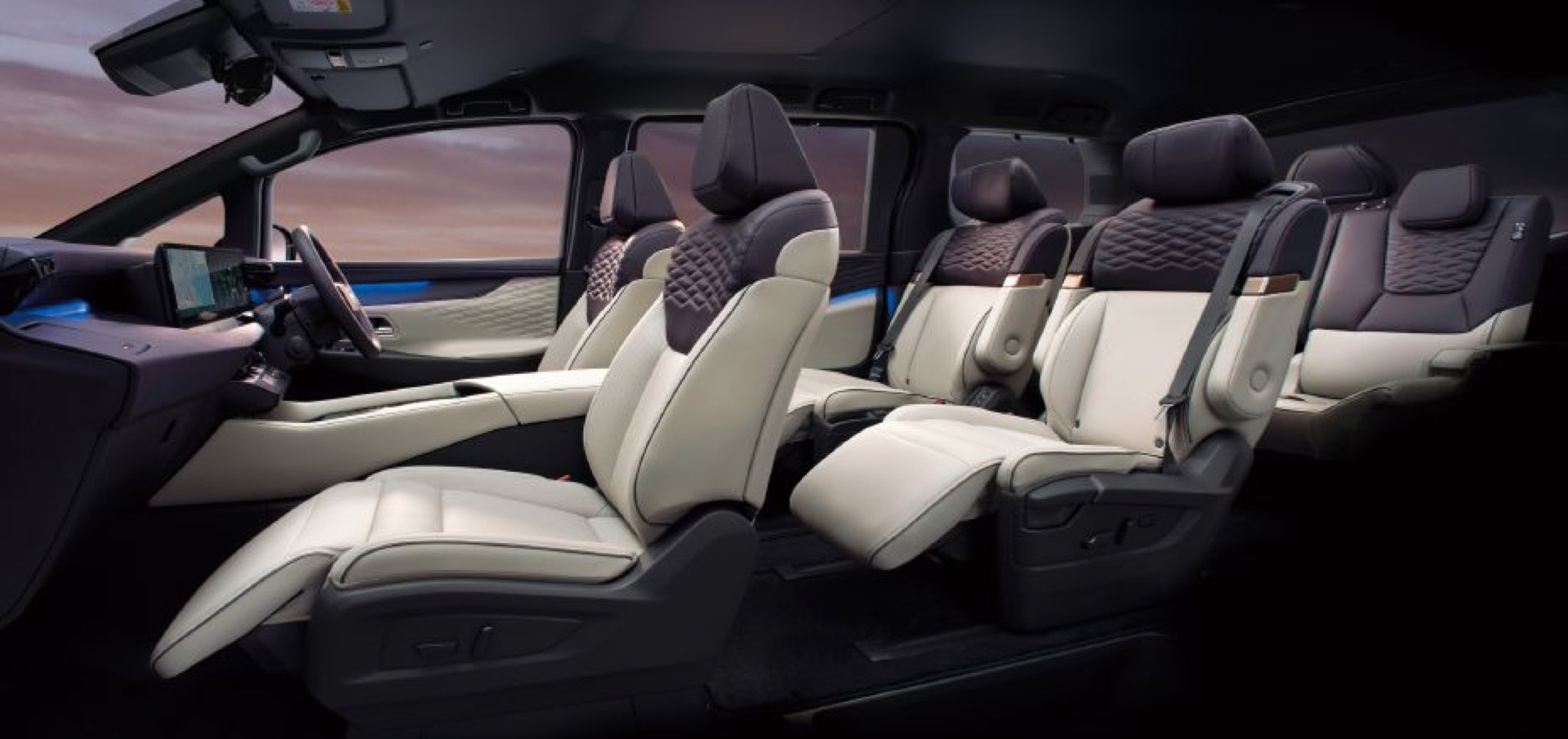 Nissan Elgrand cabin and seating