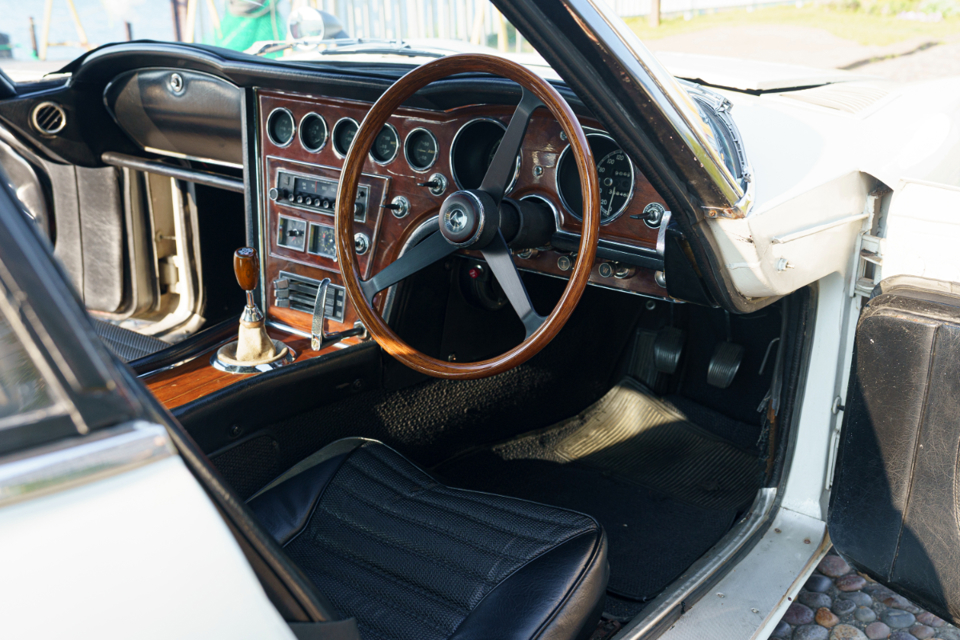 Toyota 2000GT.