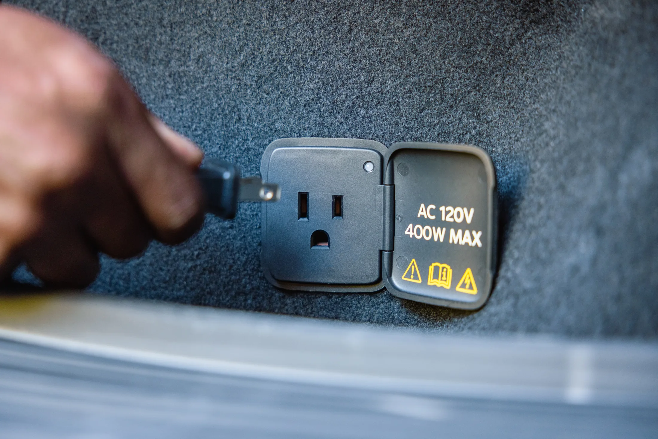 The US-market 120V, 400W Pro Power Onboard outlet.