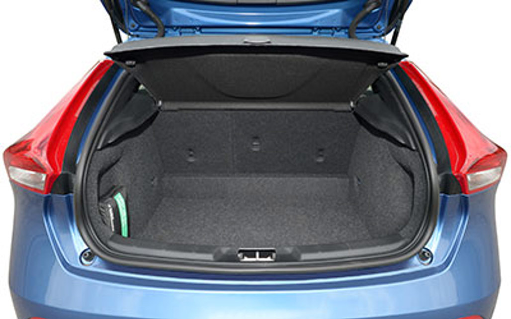 VOLVO V40 2019 5-Door Hatchback